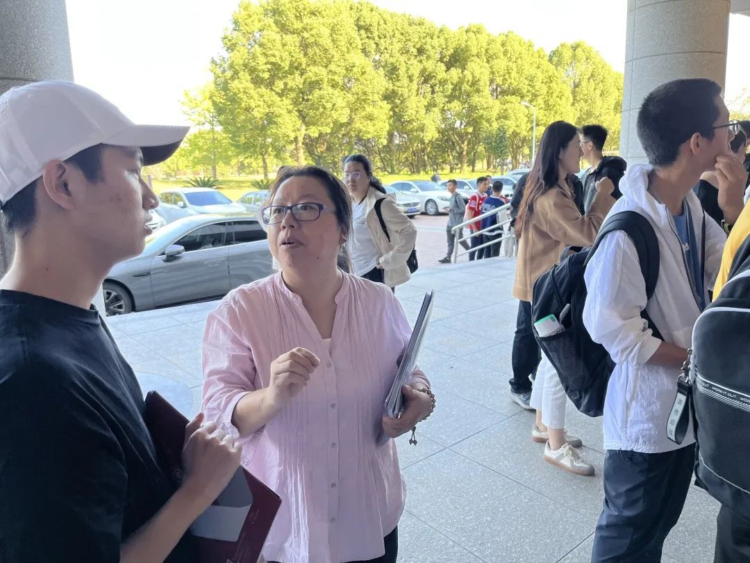 图5 王涛老师、毛义梅老师为学生们介绍专业情况.jpg